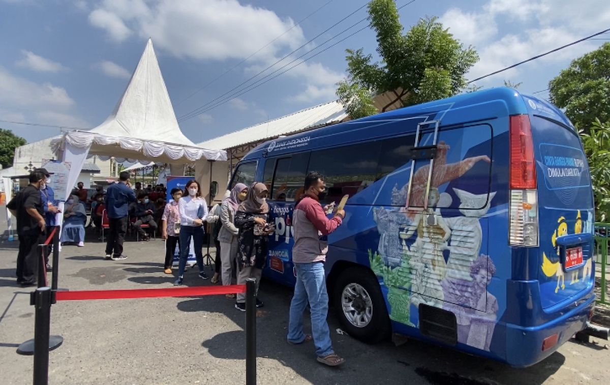 Suasana penukaran di kas keliling Bank Indonesia di Pasar Setono Betek, Kota Kediri.(Foto: Yanuar Dedy/jatimnow.com)