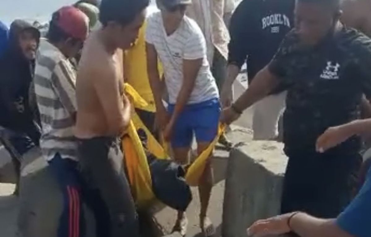 Proses evakuasi jenazah nelayan di Jember (Foto: Tangkapan video amatir warga)