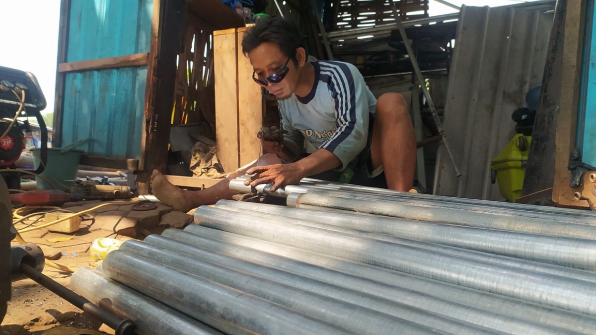 Perajin tiang bendera di Jalan Andansari, Kota Lamongan.(Foto: Adyad Ammy Iffansah/jatimnow.com)