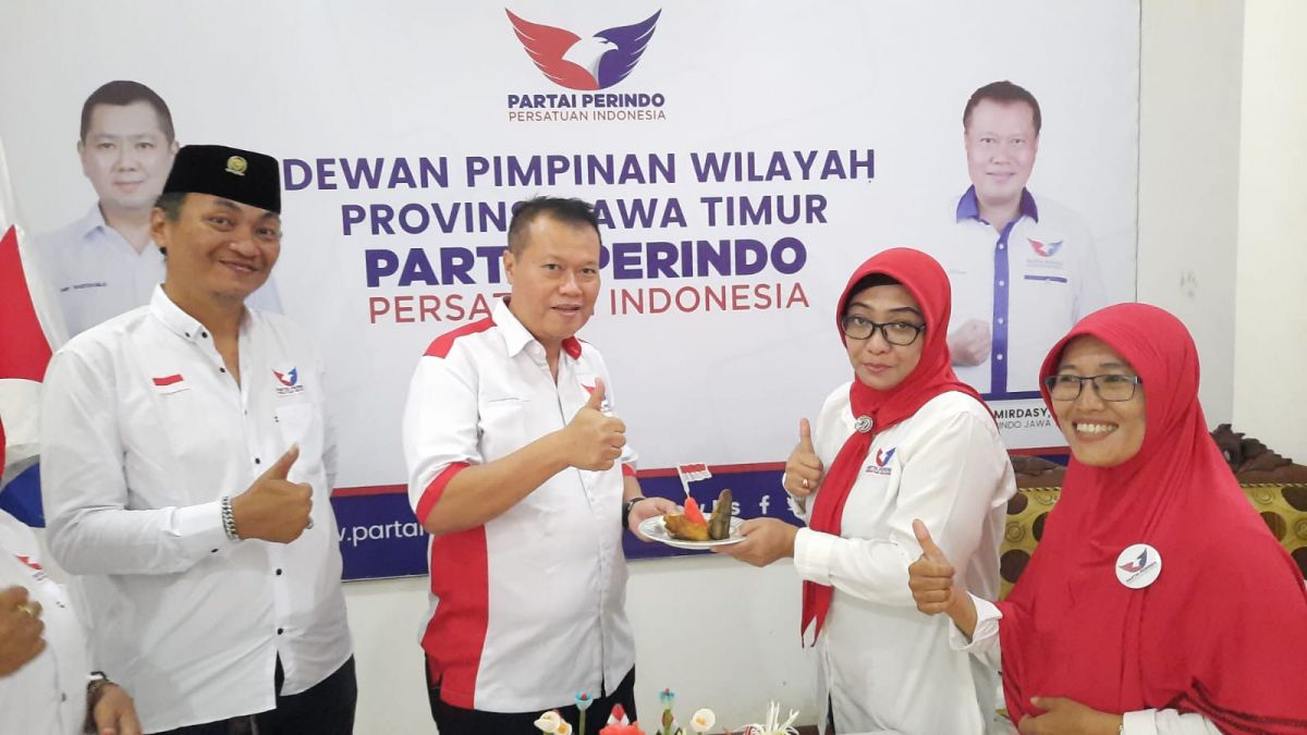 Ketua DPW Partai Perindo Jatim Mirdasy saat memotong tumpeng dikantornya. (Foto: Dok DPW Perindo Jatim for jatimnow.com)