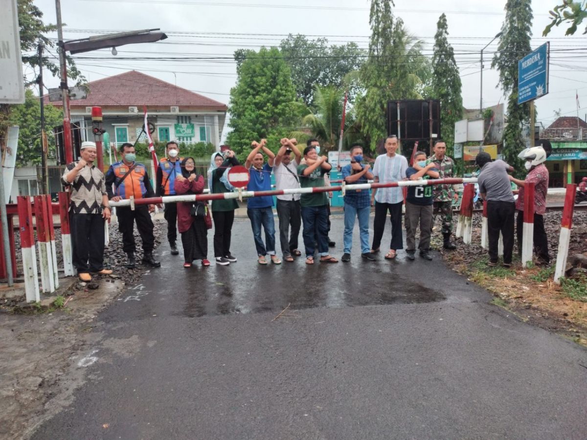 Penutupan palang pintu di Jalan mangga Jember.(Foto: Humas Daop 9 Jember)
