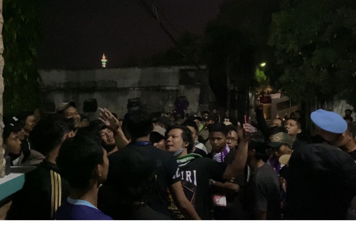 Persik Mania ditemui oleh perwakilan manajemen Persik Kediri. (Foto: Yanuar Dedy/jatimnow.com)