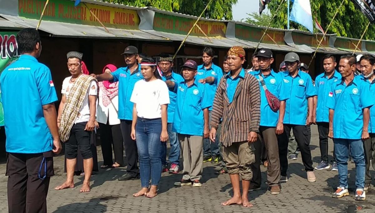 Rayakan HUT ke-77 RI, PKL di Jombang Gelar Teatrikal dan Upacara Bendera