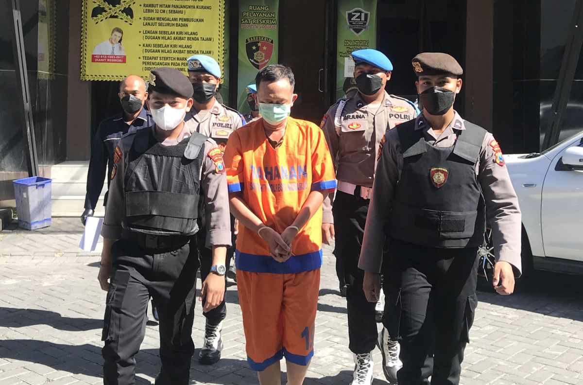 Polisi gadungan yang setubuhi gadis digiring di Mapolresta Sidoarjo (Foto: Zainul Fajar/jatimnow.com)