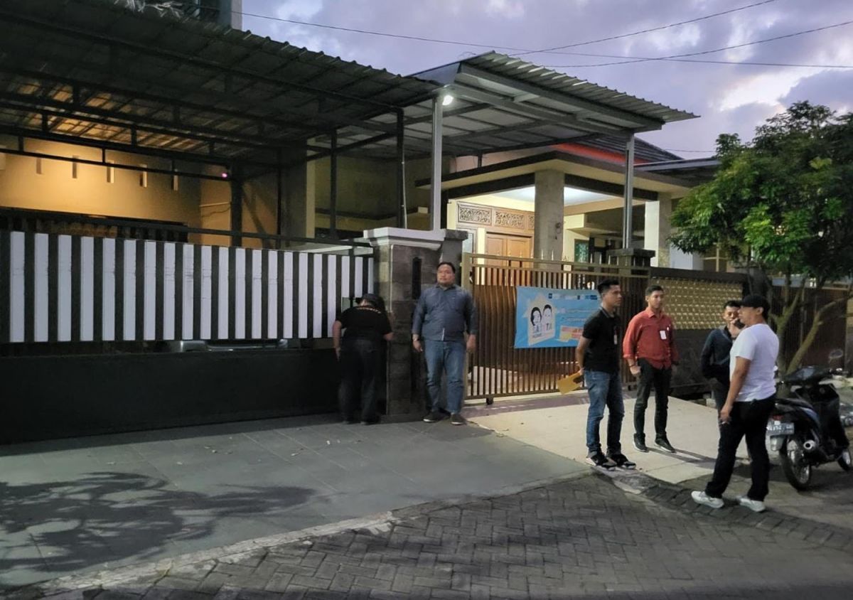 Sejumlah anggota polisi dari Polres Jember mendatangi rumah MD, tersangka kasus dugaan korupsi honor pemakaman korban Covid-19 (Foto: Dwi Kuntarto Aji/jatimnow.com)