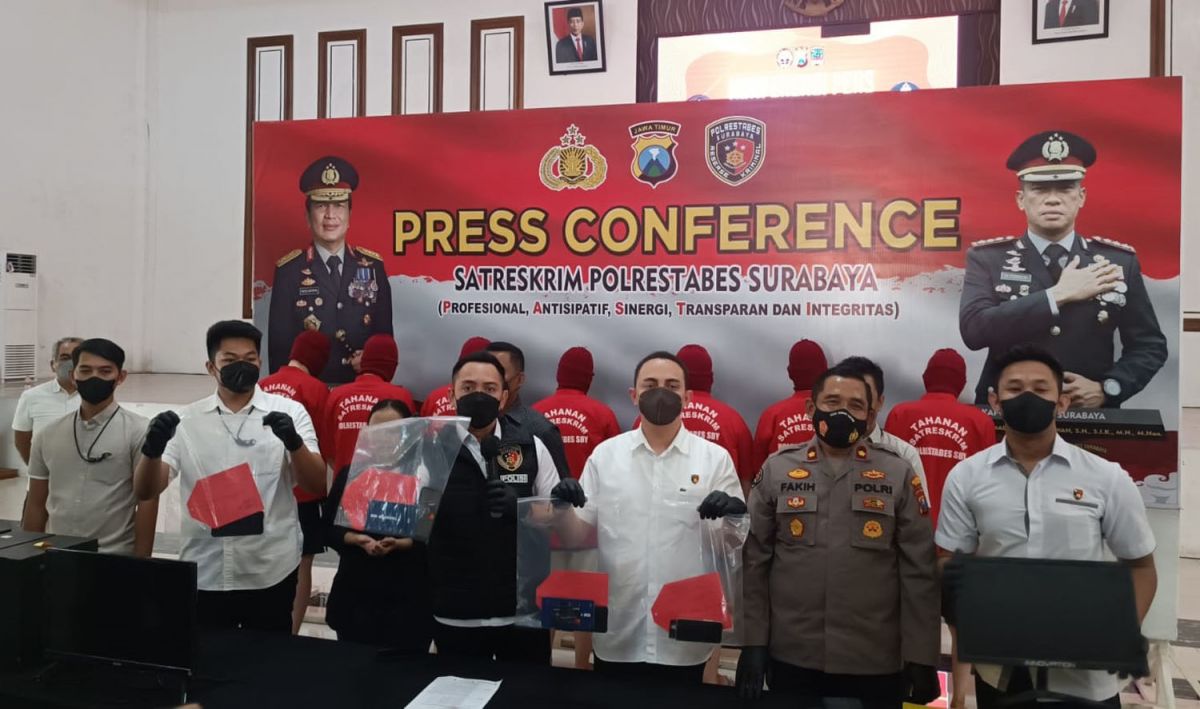 Satreskrim Polrestabes Surabaya membeber barang bukti dan 7 orang yang terlibat dalam sindikat judi online (Foto: Zain Ahmad/jatimnow.com)