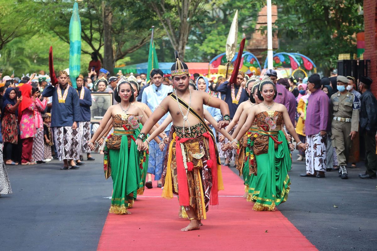 Penari yang mengikuti kirab pusaka (Foto-foto: Dinas Kominfo Trenggalek)