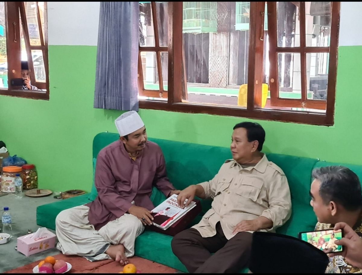 Prabowo Subianto (kanan) bersama Kiai Kholil As'ad (kiri) Pengasuh Pondok Pesantren Walisongo, Situbondo.(Foto: Dok. jatimnow.com)