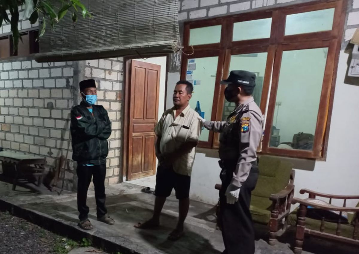 Kepolisian di rumah pria sebatang kara di Lamongan yang meninggal (Foto: Polsek Lamongan for jatimnow.com)