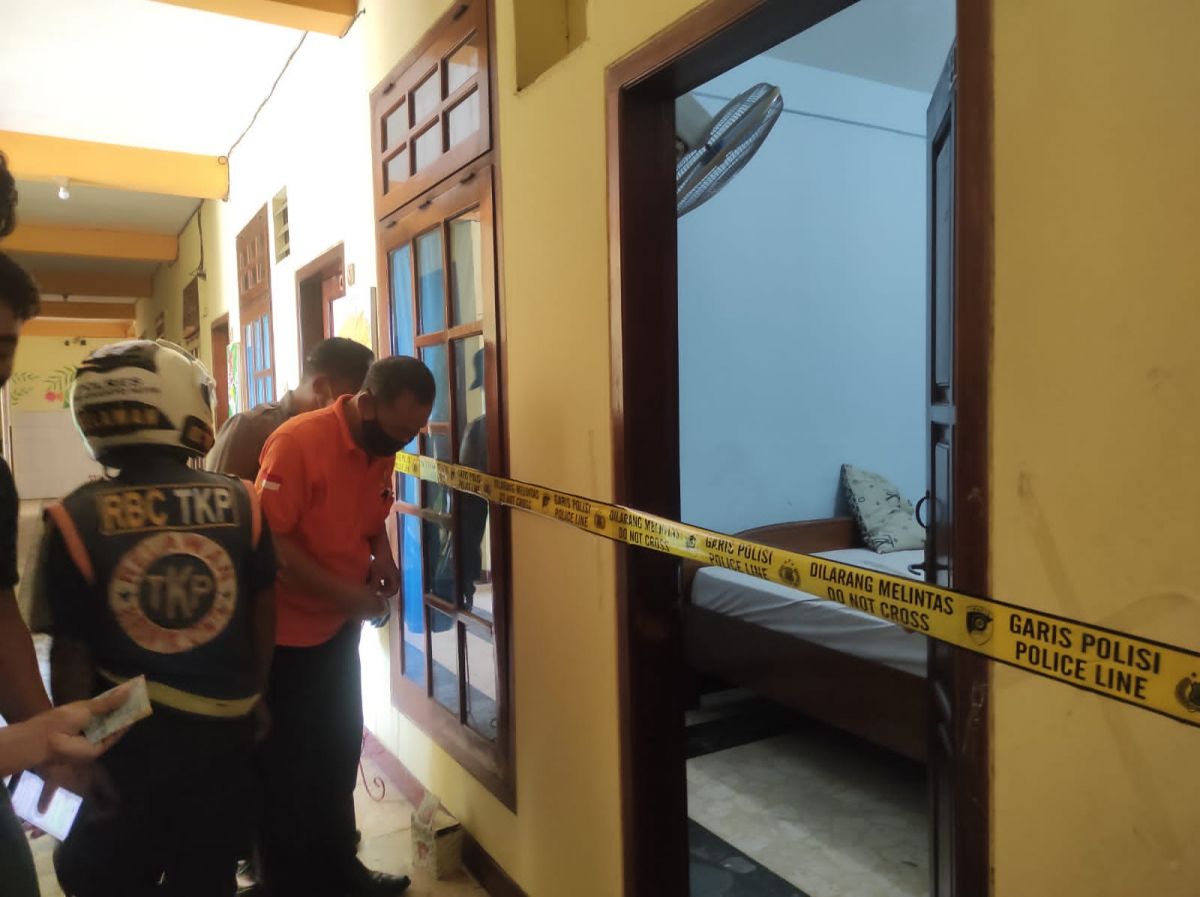 Petugas Inafis Polres Mojokerto Kota saat melakukan olah TKP. (Foto: Nor for jatimnow.com)