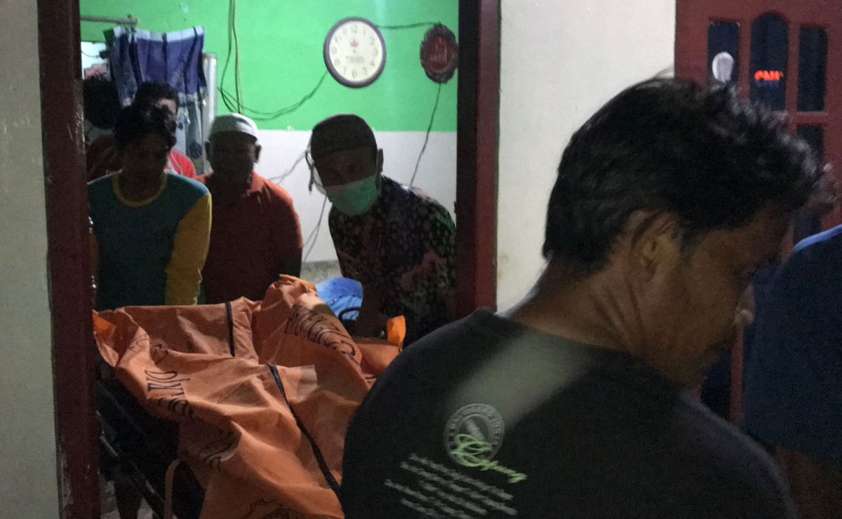 Proses evakuasi jenazah korban gantung diri di Sidoarjo (Foto: Zainul Fajar/jatimnow.com)