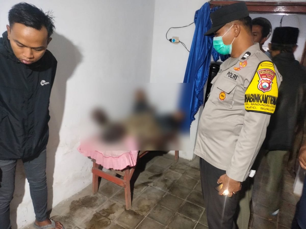 Korban saat dievakuasi.(Foto: Polsek Sukun for jatimnow.com)