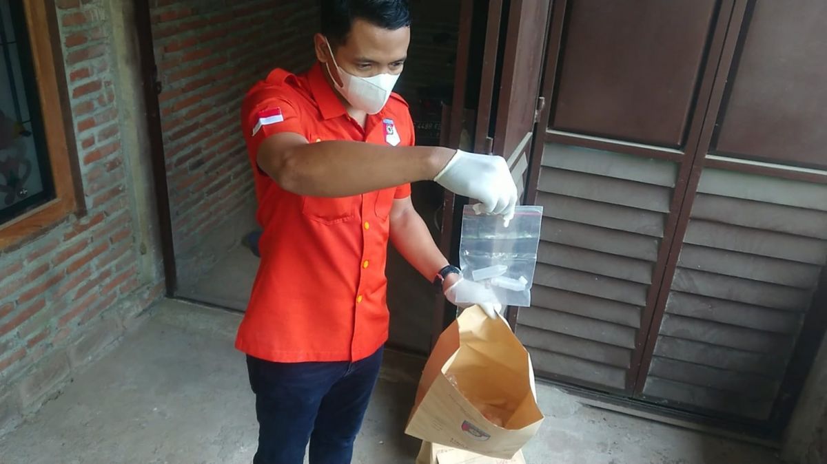 Polisi menunjukkan botol racun tikus. (Foto: Bramanta Pamungkas/jatimnow.com)