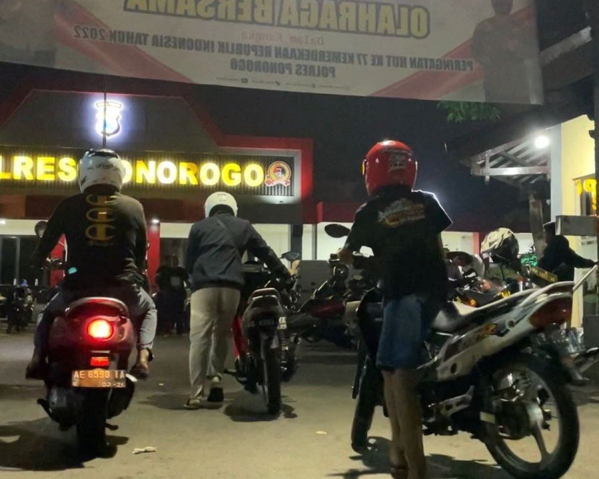 Pemuda terjaring razia balap motor, diberi efek jera mendorong kendaraan hingga Mapolres Ponorogo. (Foto: Humas Polres Ponorogo/jatimnow.com)