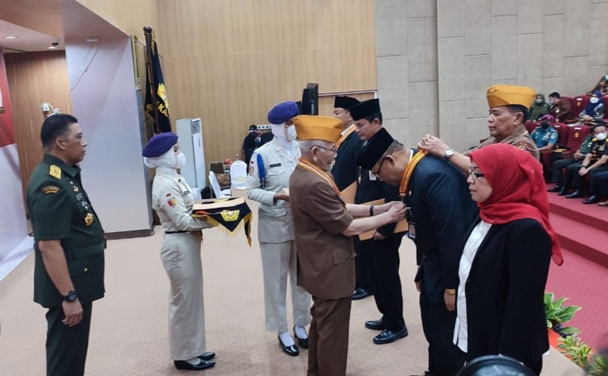 Tiga Rektor UPN Terima Bintang Kehormatan dari DPP LVRI