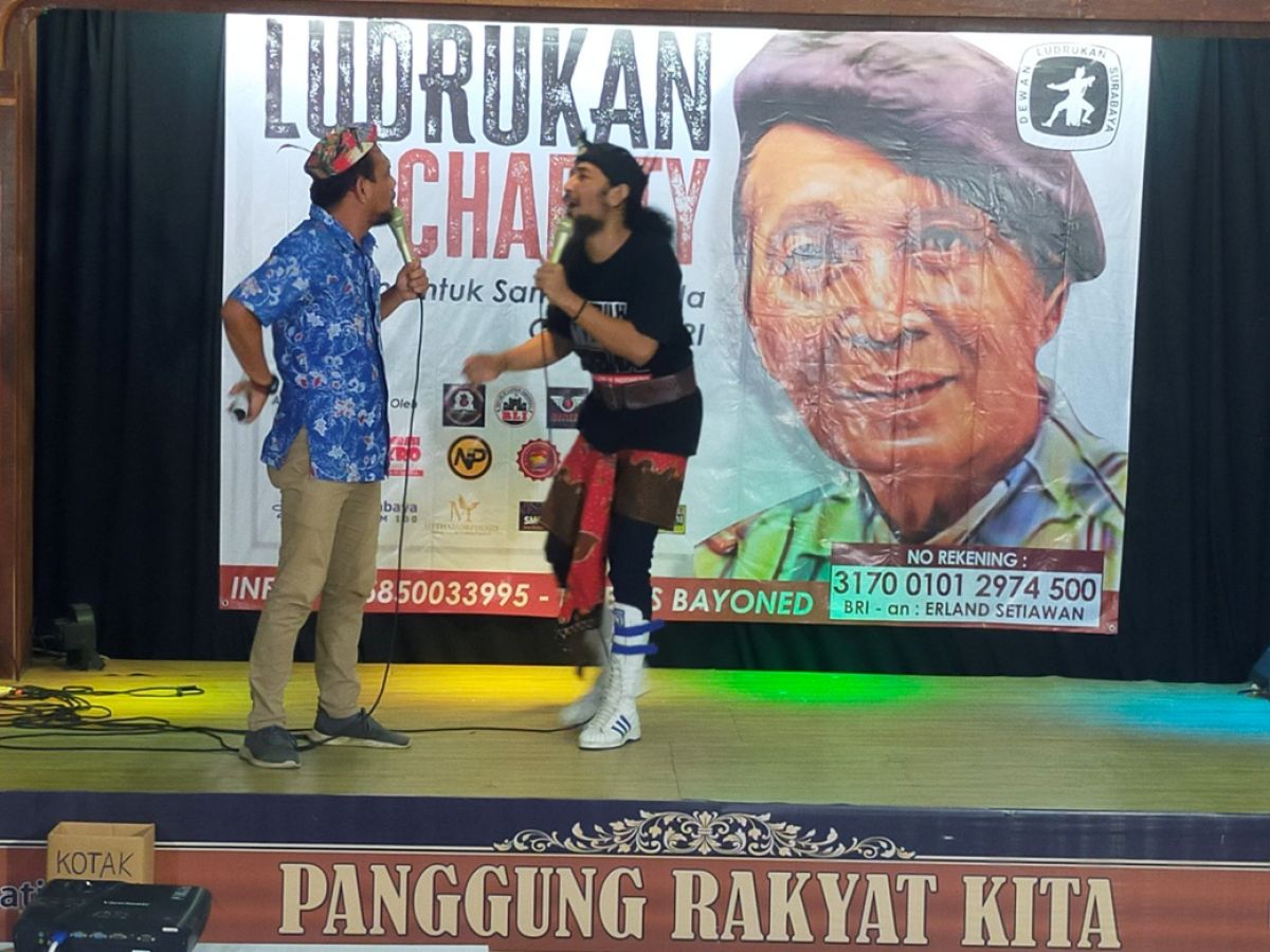 Erland Setiawan alias Robets Bayoned saat pementasan Ludrukan Charity di Kafe Kita Surabaya, Kamis (7/7/2022).(Foto: Fahrizal Tito)