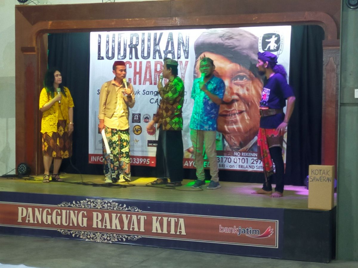 Erland Setiawan alias Robets Bayoned saat pementasan Ludrukan Charity di Kafe Kita Surabaya, Kamis (7/7/2022).(Foto: Fahrizal Tito)