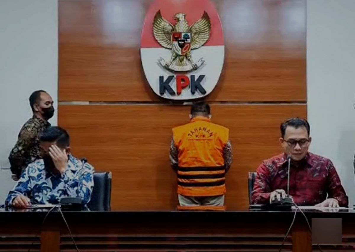 KPK tahan Wakil Ketua DPRD Tulungagung Periode 2014-2019, Agus Budiarto (Foto: Tangkapan layar video pers rilis KPK)