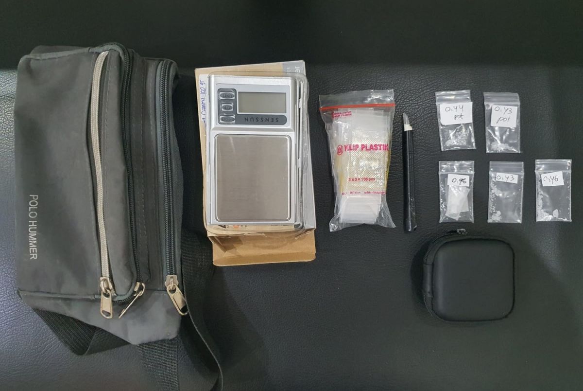 Kotak headset dan sabu di dalamnya disita Satresnarkoba Polrestabes Surabaya (Foto-foto: Satresnarkoba Polrestabes Surabaya)