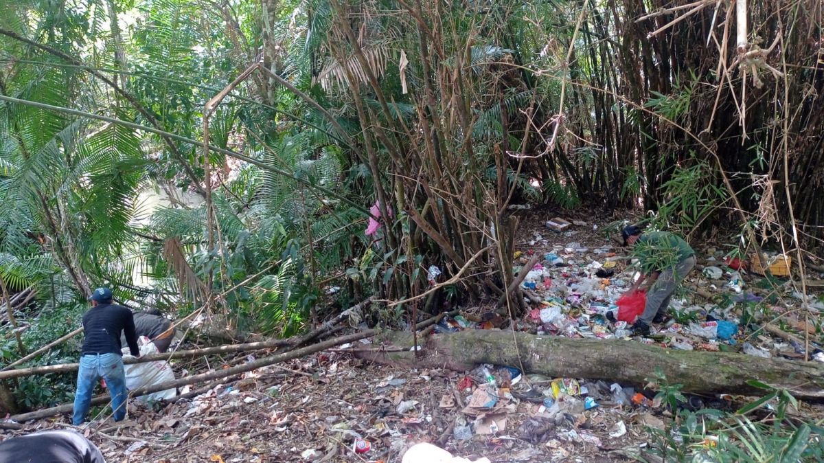 Sampah plastik berserakan di hutan menuju Gua Istana.(Foto: Rony Subhan)