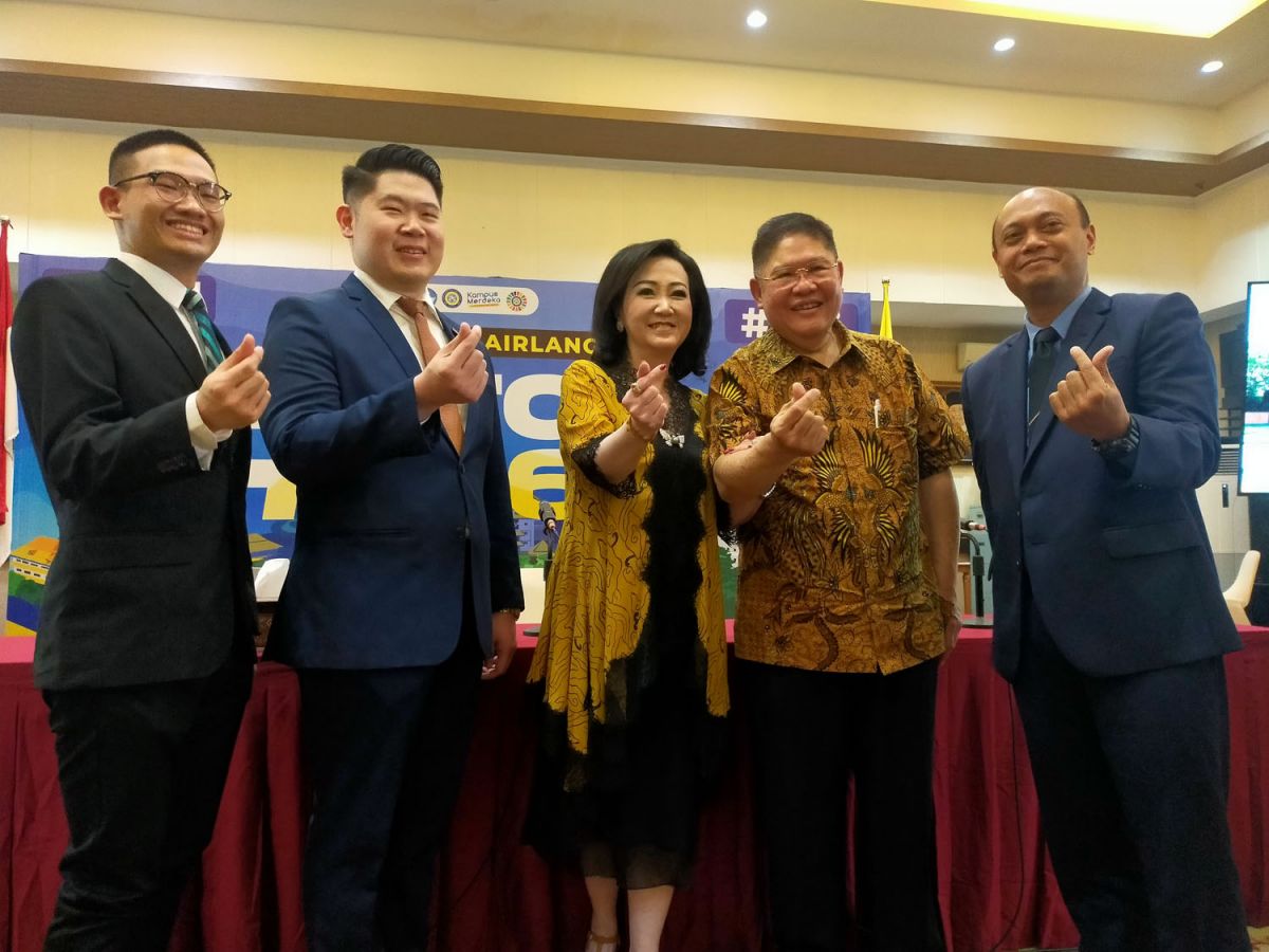 Dekan Fakultas Hukum Unair, Iman Prihandono (kanan) bersama satu keluarga bergelar Doktor Hukum Unair yang cetak rekor MURI (Foto: Fahrizal Tito/jatimnow.com)