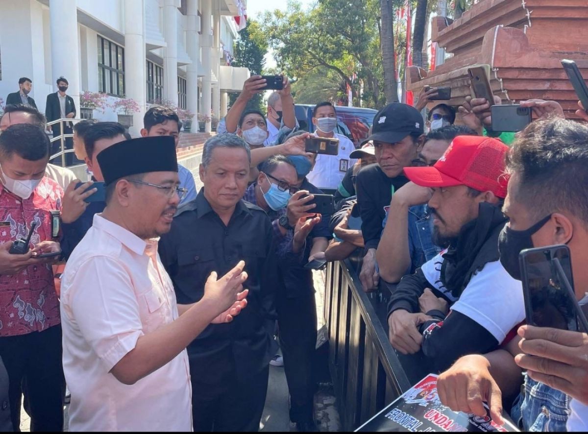 Anwar Sadad (baju putih) dan Hidayat (baju hitam) saat menemui demonstran ojol di depan kantor DPRD Jatim. (Foto: Ni'am Kurniawan/jatimnow.com)