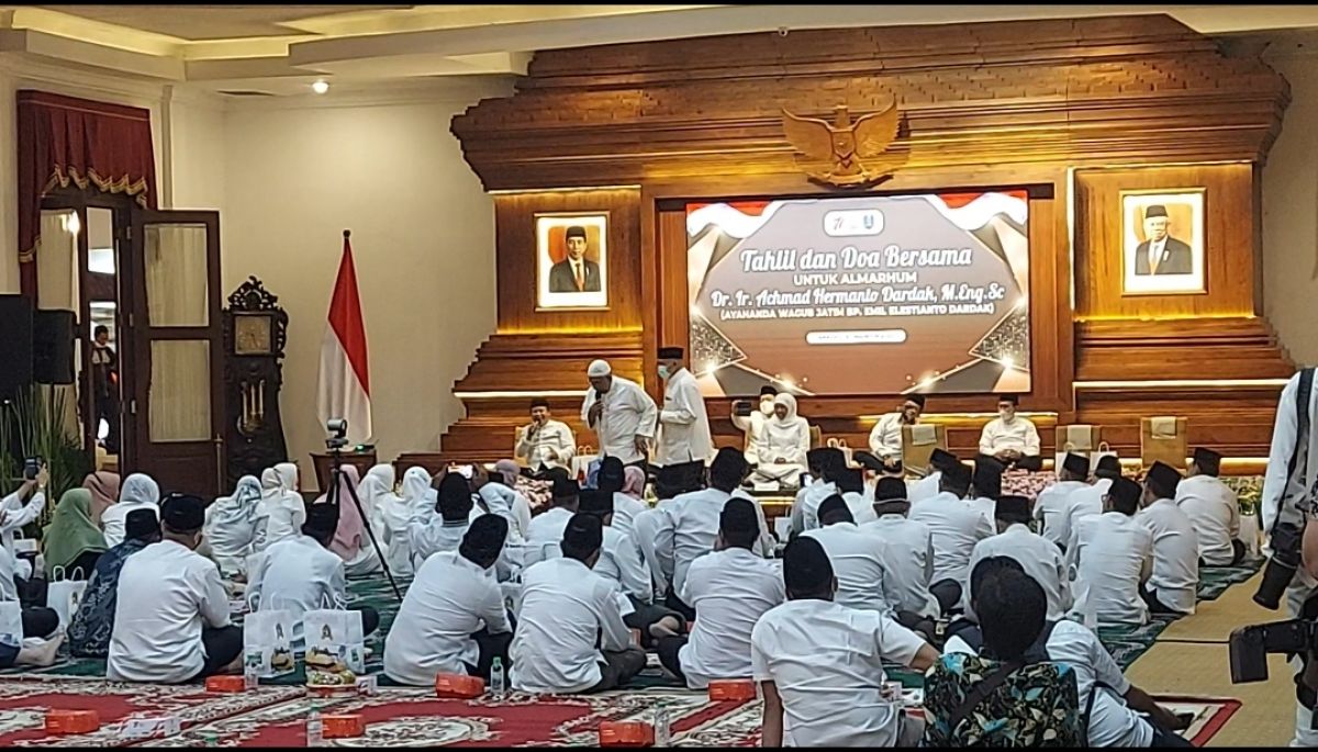 Aksi jenaka Asisten Administrasi Umum Setdaprov Jatim Sjaichul Ghulam bersama Kadinsos Jatim M Alwi di depan Gubernur Khofifah (Foto: Ni'am Kurniawan/jatimnow.com)