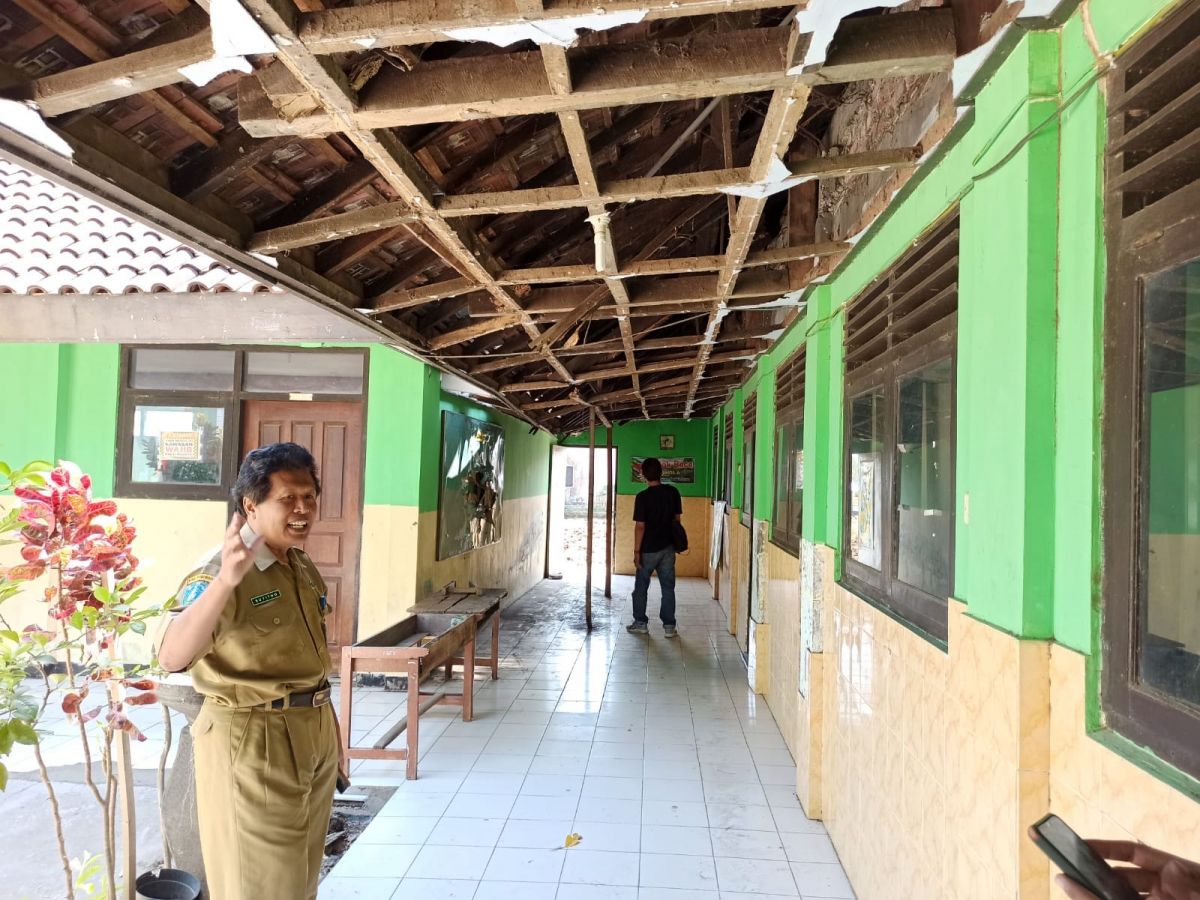 Teras Kelas SDN 2 Purwosari Ponorogo nyaris ambruk.(Foto: Mita Kusuma/jatimnow.com)