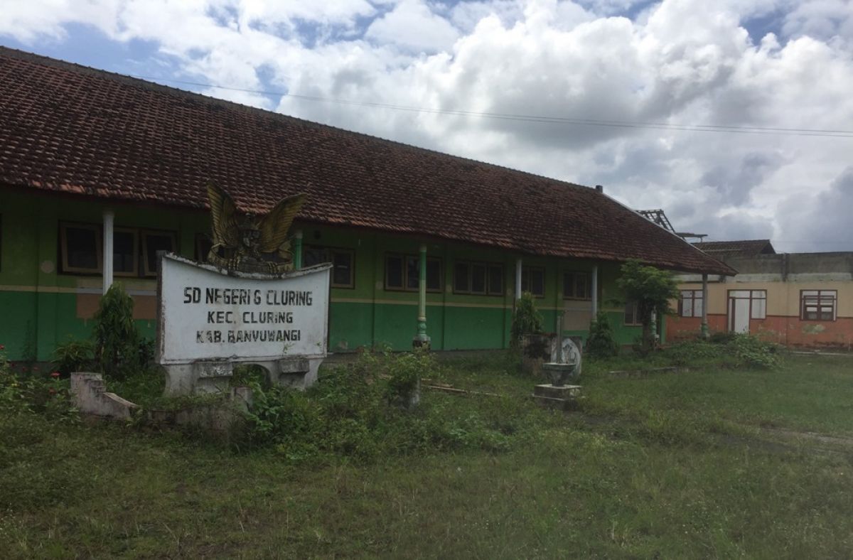 Gedung SDN 6 Cluring tampak menyeramkan karena tidak ada lagi kegiatan belajar mengajar.(Foto: Rony Subhan)