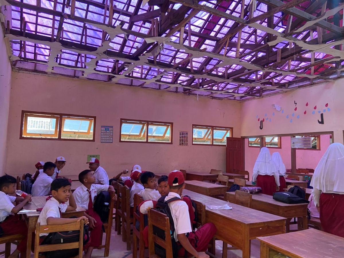 Sekolah beratap terpal.(Foto: Mita Kusuma/jatimnow.com)