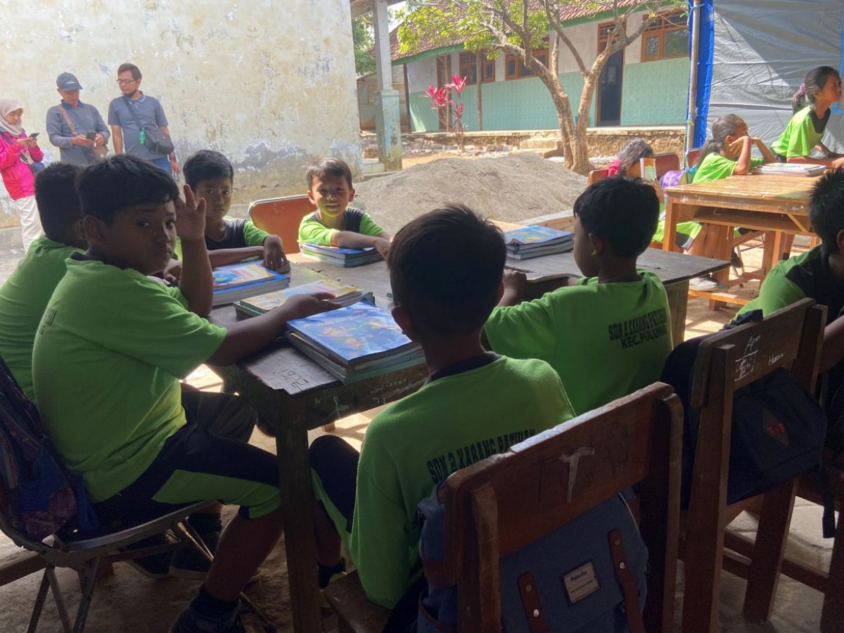 Murid SDN 2 Karangpatihan Ponorogo belajar di tenda.(Foto: Mita Kusuma)