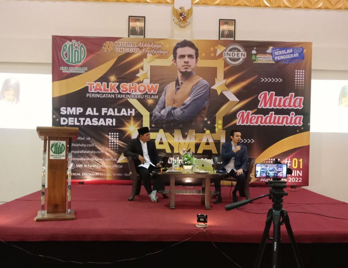 Talk show bertajuk Muda Mendunia ini menghadirkan narasumber dr. Gamal Albinsaid. (Foto: Humas SMP Al Falah Deltasari for jatimnow.com)