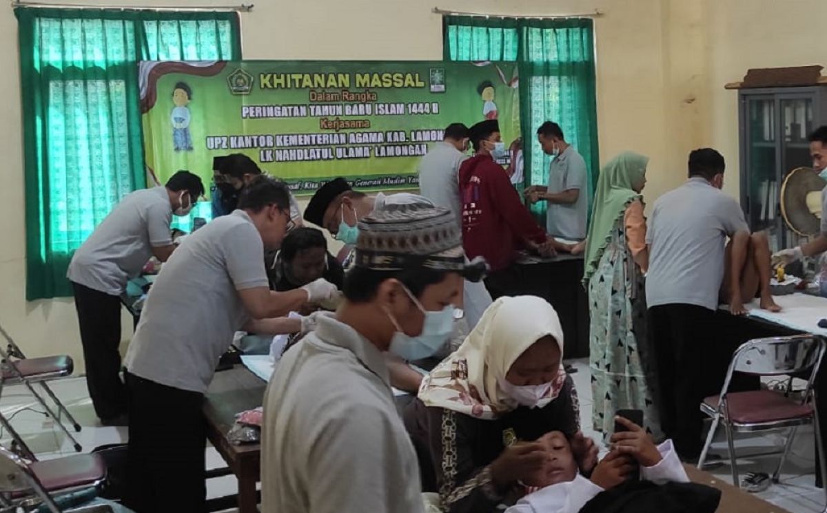 Sejumlah anak bergantian dikhitan di aula Kantor Kemenag Lamongan. (Foto: Adyad Ammy Iffansah/jatimnow.com)
