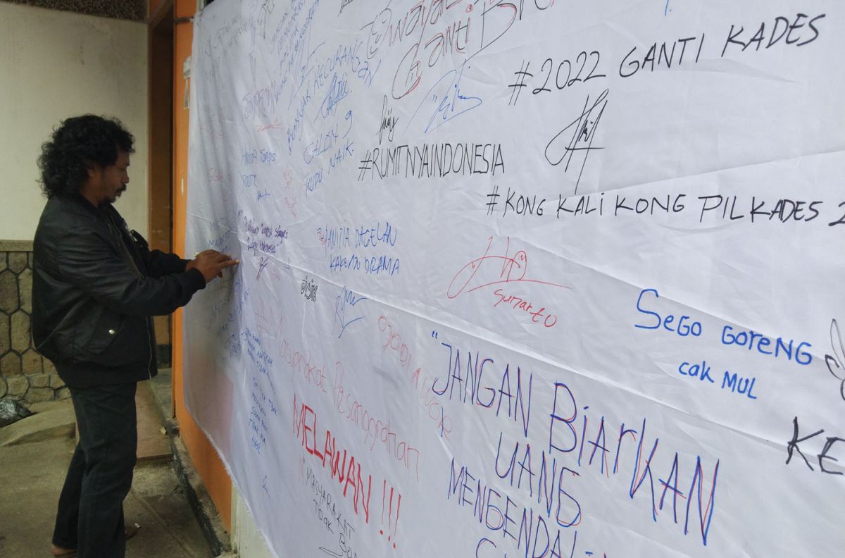 Aksi tanda tangan massal warga yang menuntut penyelenggaraan pilkades di Kota Batu lebih transparan (Foto: Muslimin for jatimnow.com)