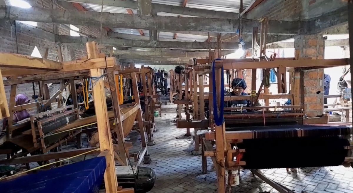 Aktivitas perajin tenun ikat Bandar Kidul.(Foto : Yanuar Dedy/Jatimnow.com)