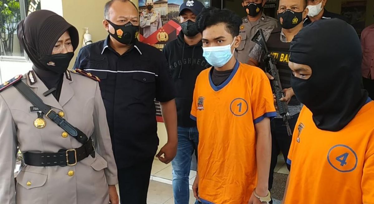 HR, tersangka jambret dan AR, tersangka narkoba saat diamankan di Polsek Wiyung Surabaya. (Foto: Zain Ahmad/jatimnow.com)
