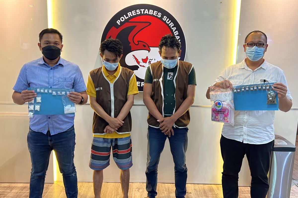 2 Tersangka yang diamankan Satnarkoba Polrestabes Surabaya.(Foto: Satnarkoba Polrestabes Surabaya/jatimnow.com)