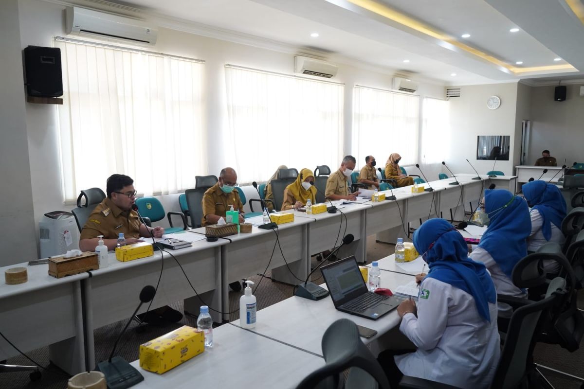 Pembahasan tim percepatan UHC bersama dengan BPJS di Kantor Pemkab Kediri. (Foto: Humas Pemkab Kediri/jatimnow.com)