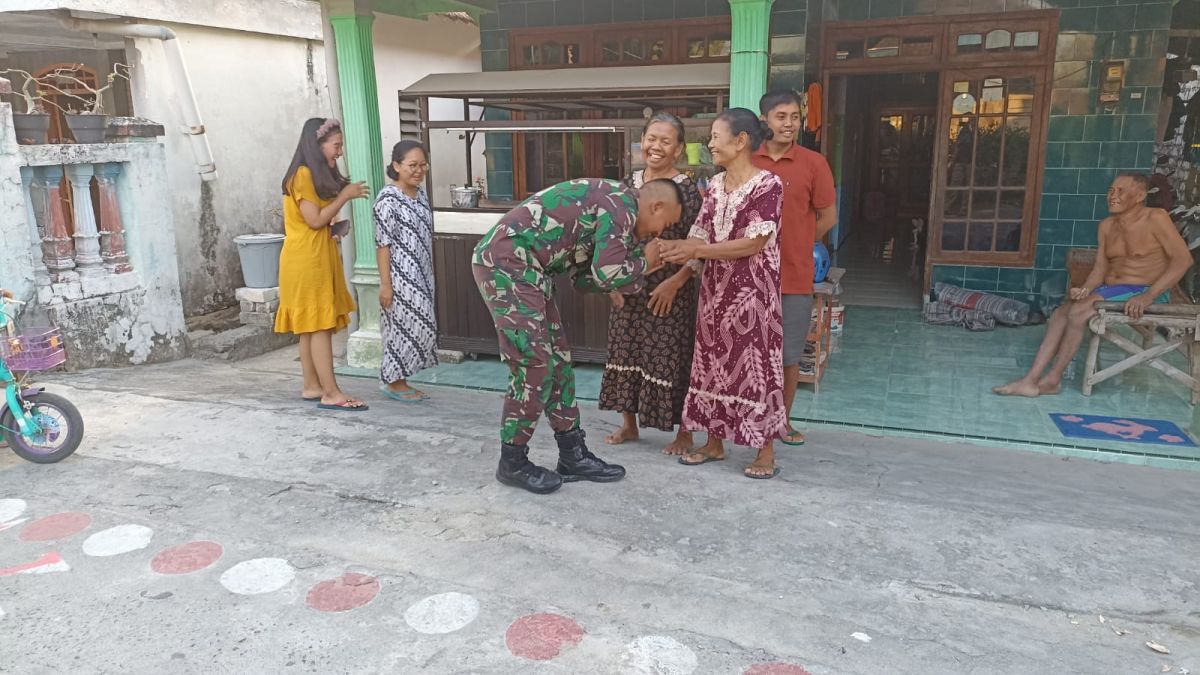 Para Satgas TMMD ke-144 di Desa Tanggunjagir, Mantup, Lamongan, saat berpamitan dengan warga.(Foto: Adyad Ammy Iffansah/jatimnow.com)