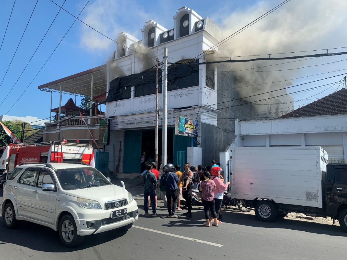 Toko tekstil di Jalan Gatot Subroto, Jember, terbakar.(Foto: Dwi Kuntarto Aji)