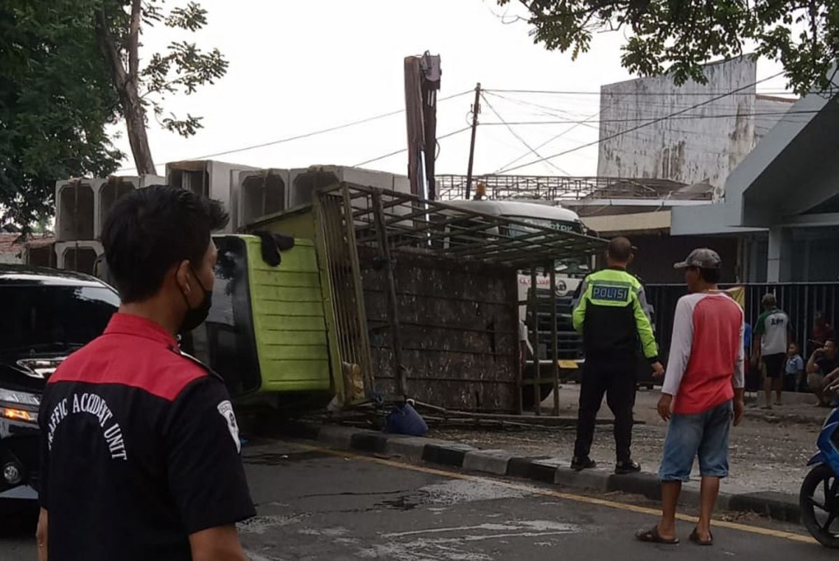 Truk Pengangkut Ayam Potong Terguling di Jombang