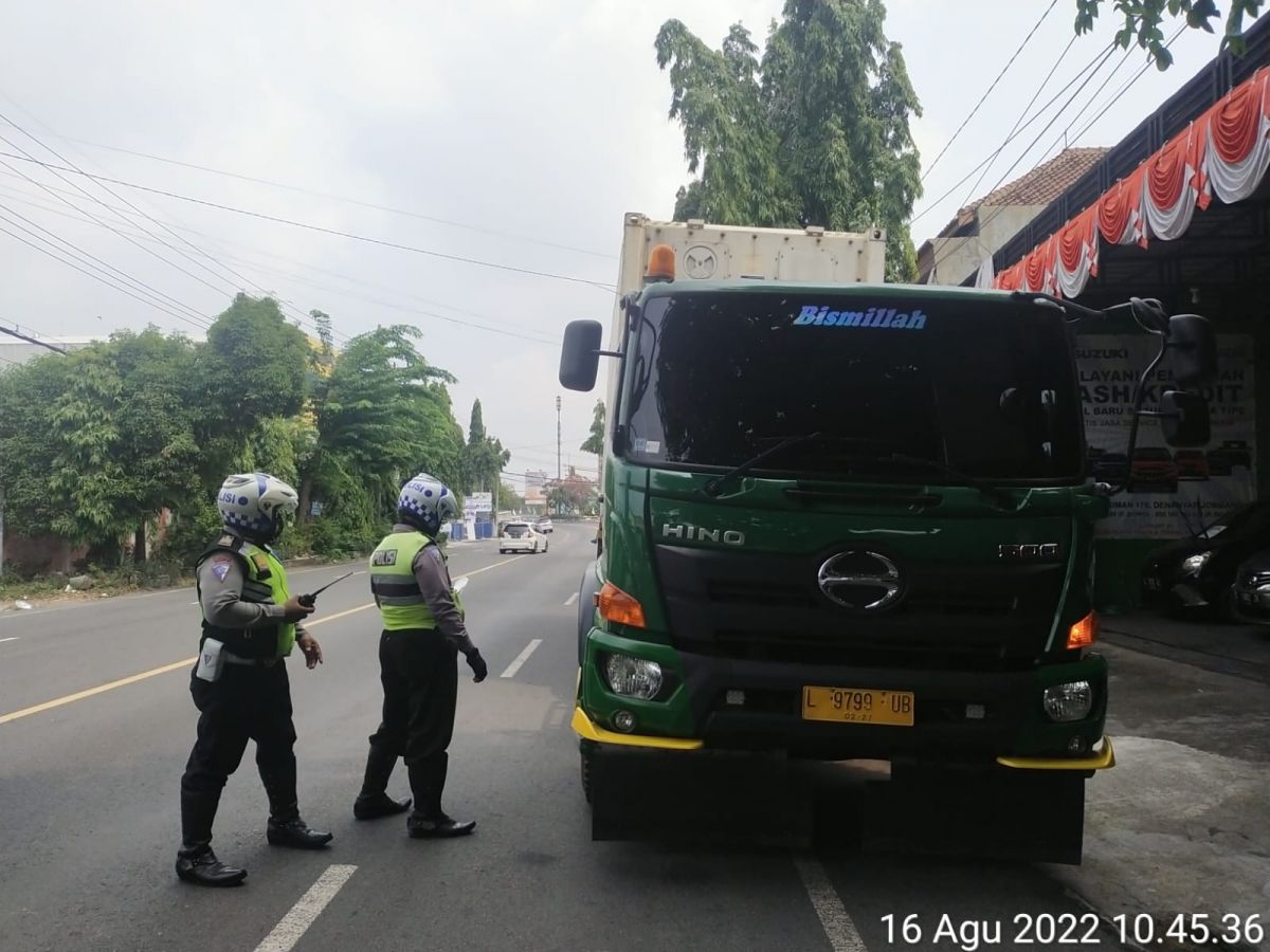 Truk dan sopir saat diamankan polisi saat berupaya kabur usai tabrak pemotor. (Foto: Satlantas Polres Jombang)