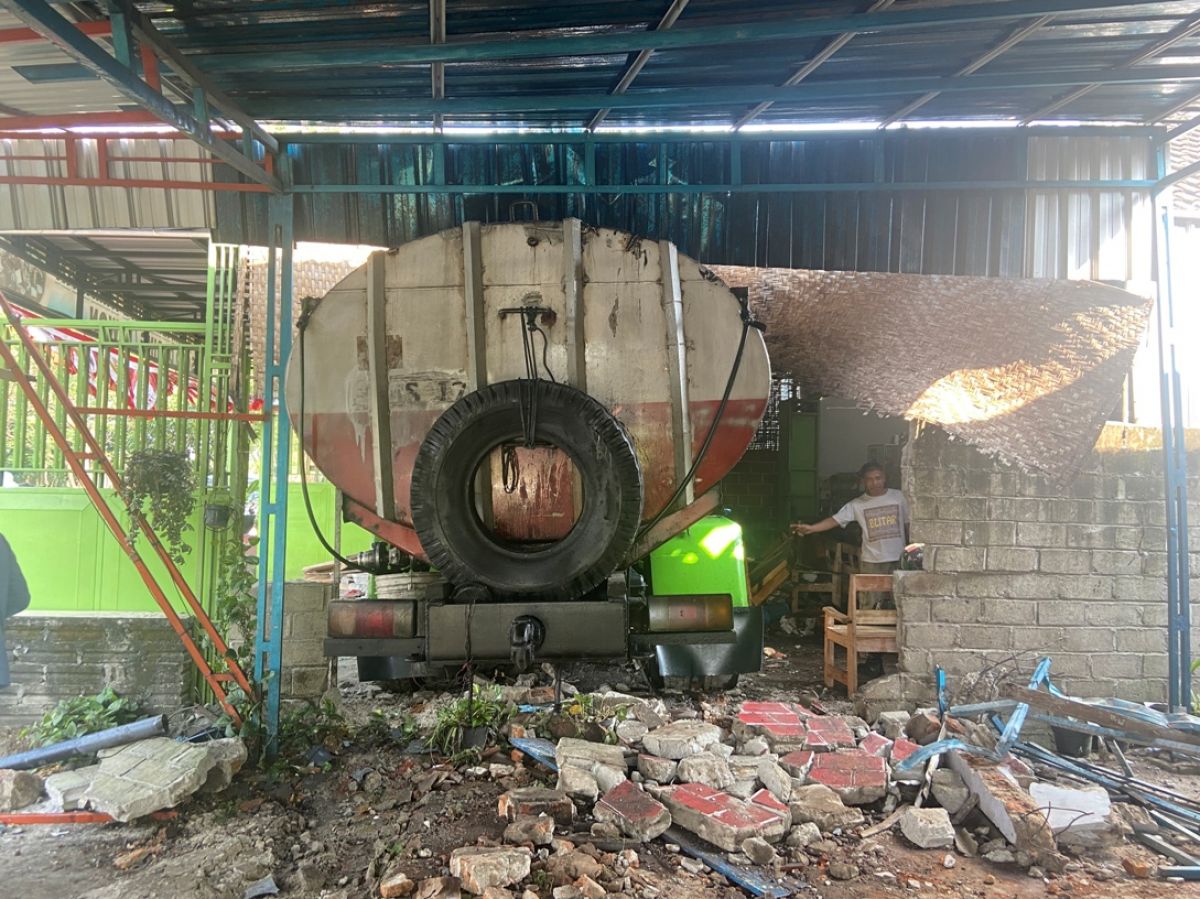 Truk tangki minyak goreng hantam warung Soto.(Foto: Yanuar Dedy/jatimnow.com)