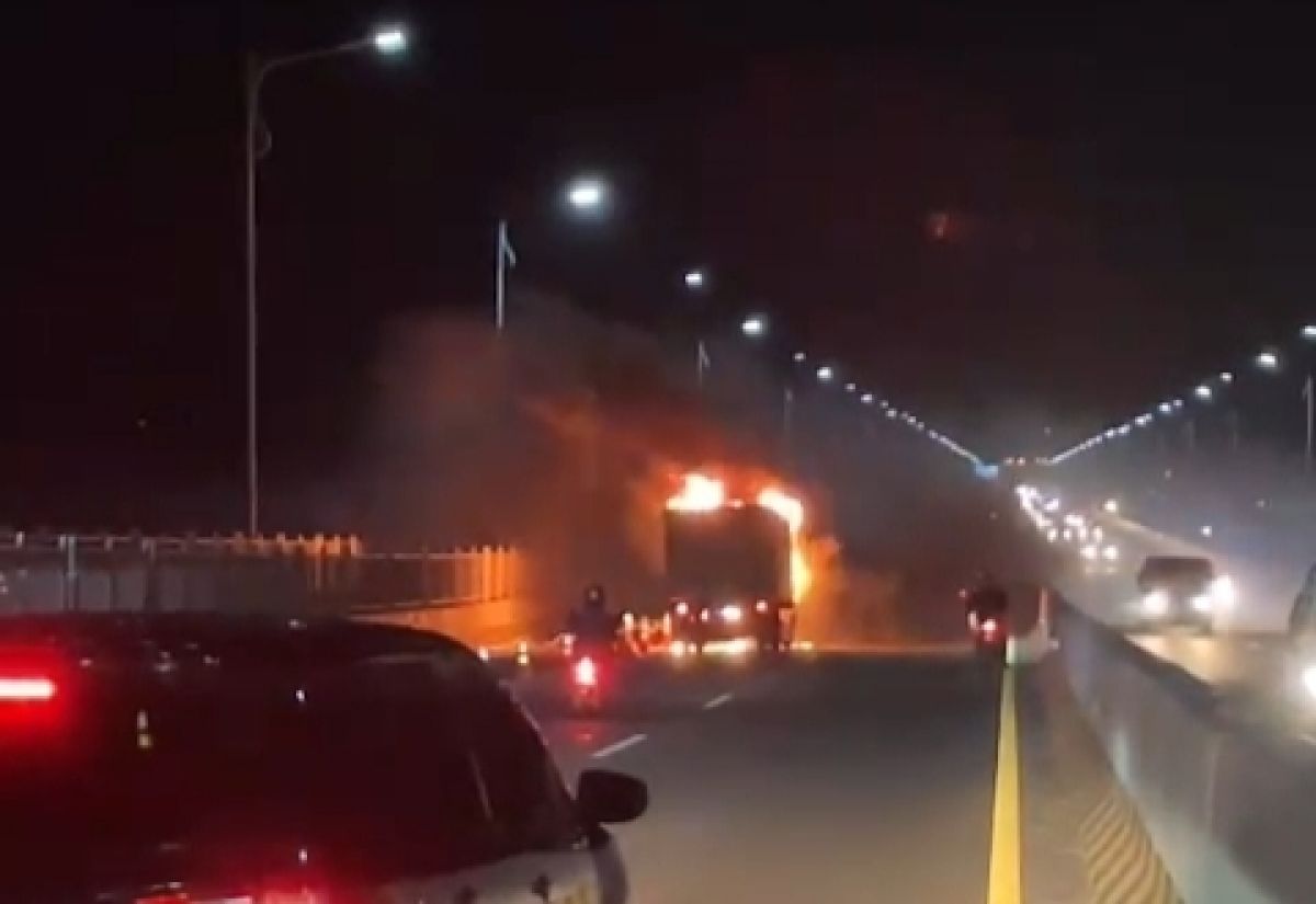 Truk Boks Bermuatan Frozen Food Terbakar di Jembatan Suramadu