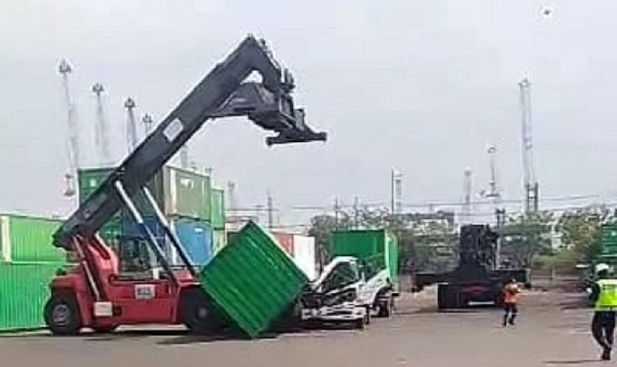 Kontainer timpa truk trailer akibatkan satu orang tewas. (Foto: Setyawan for jatimnow.com)