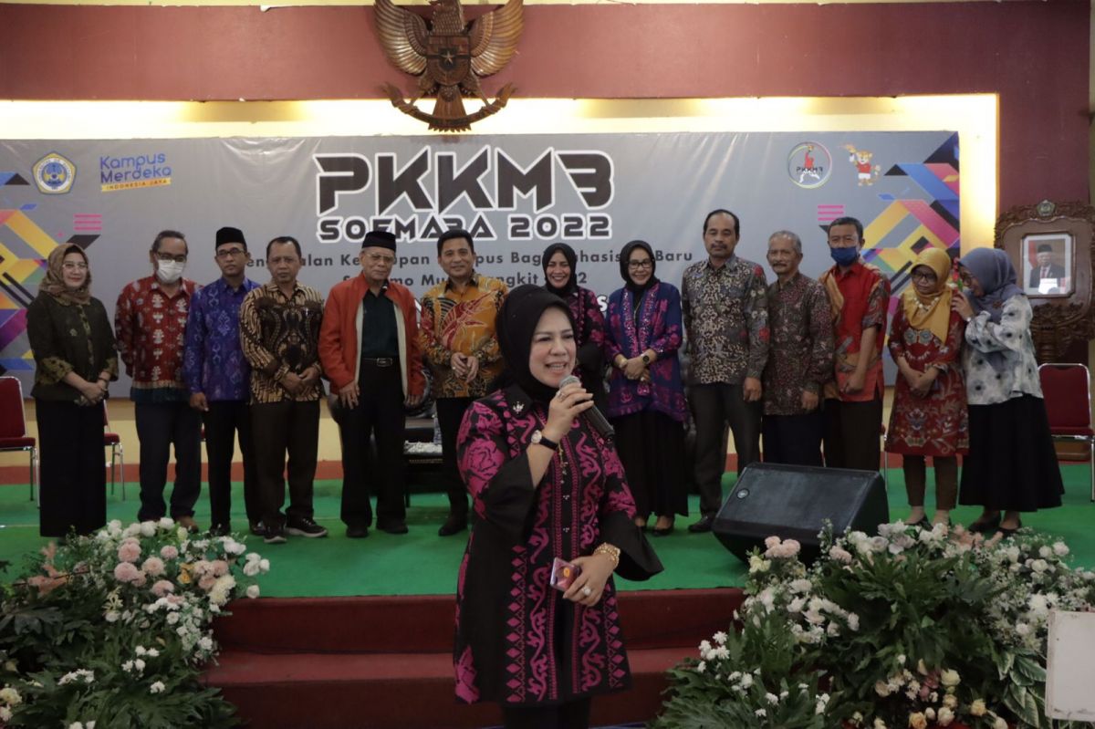 Kepala Lembaga Layanan Pendidikan Tinggi (L2Dikti) Wilayah VII, Prof. Dyah Sawitri saat memberikan sambutan pada pelantikan Satuan Tugas (Satgas) Anti Kekerasan Seksual Unitomo. (Foto: Wildan for jatimnow.com)