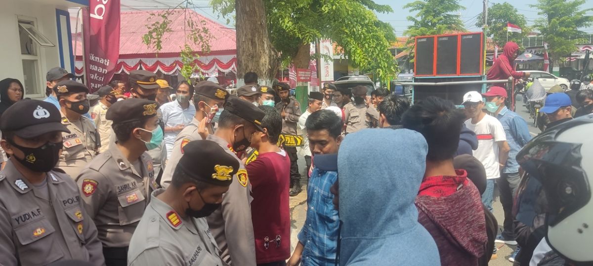 Puluhan aktivis melakukan unjuk rasa di depan Kantor Bea Cukai Madura di Pamekasan, Kamis (04/08/2022).(Foto: Fathor Rahman)