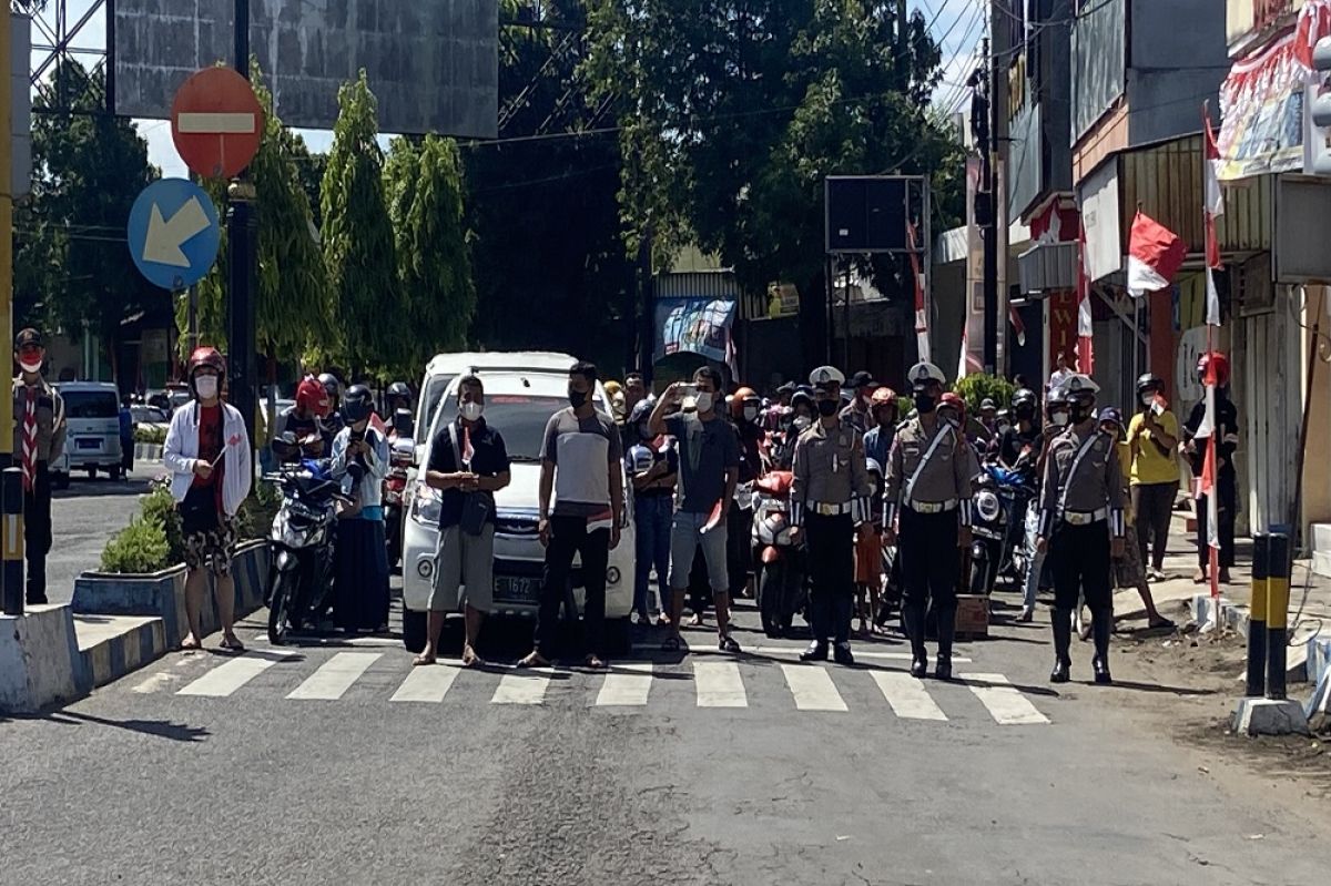 Pengguna jalan di Kota Ponorogo berhenti untuk peringati detik-detik Proklamasi. (Foto: Mita Kusuma/jatimnow.com)