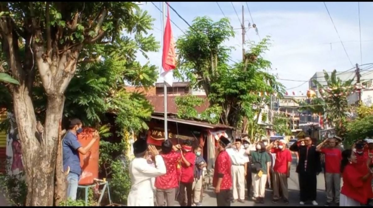 Warga Kampung Pecinan Surabaya saat menggelar upacara HUT ke-77 RI.(Foto: Ni'am Kurniawan/jatimnow.com)