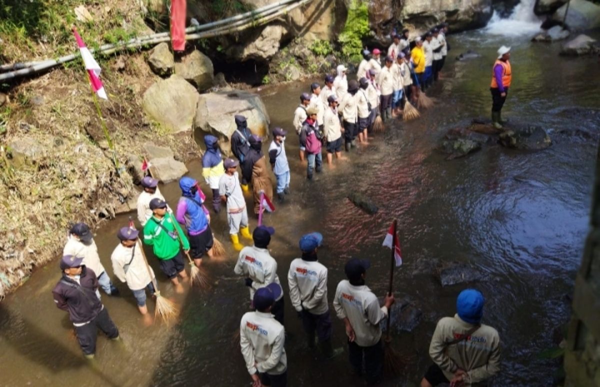 Upacara bendera di sungai yang dilakukan warga Kota Batu. (Foto: Eko Ngowos to Jatimnow.com)